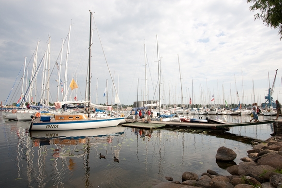 109 jahti Pärnu jahisadamas ootamas 2011. aasta Muhu Väina regati starti – Foto: Jassu Hertsmann – Delfi